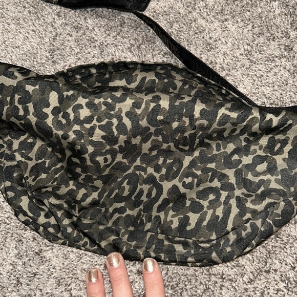 PINK VS Leopard Belt Bag - Picture 4 of 5